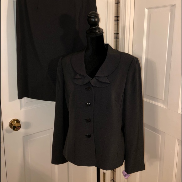 TAHARI. Arthur S. Levine  Two Piece Suit - Picture 8 of 8